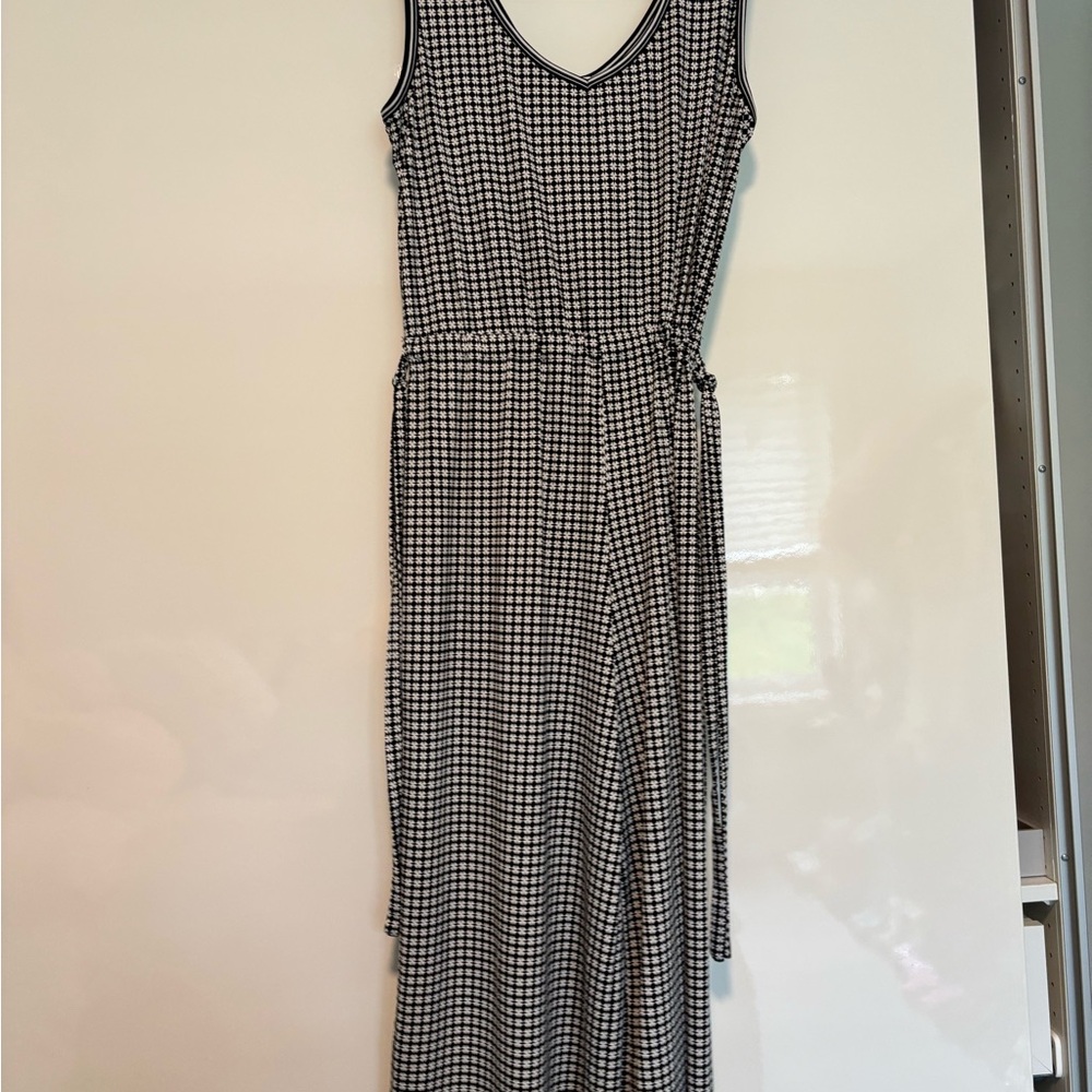Max Studio Black and White Sleeveless V-Neck Maxi Dress